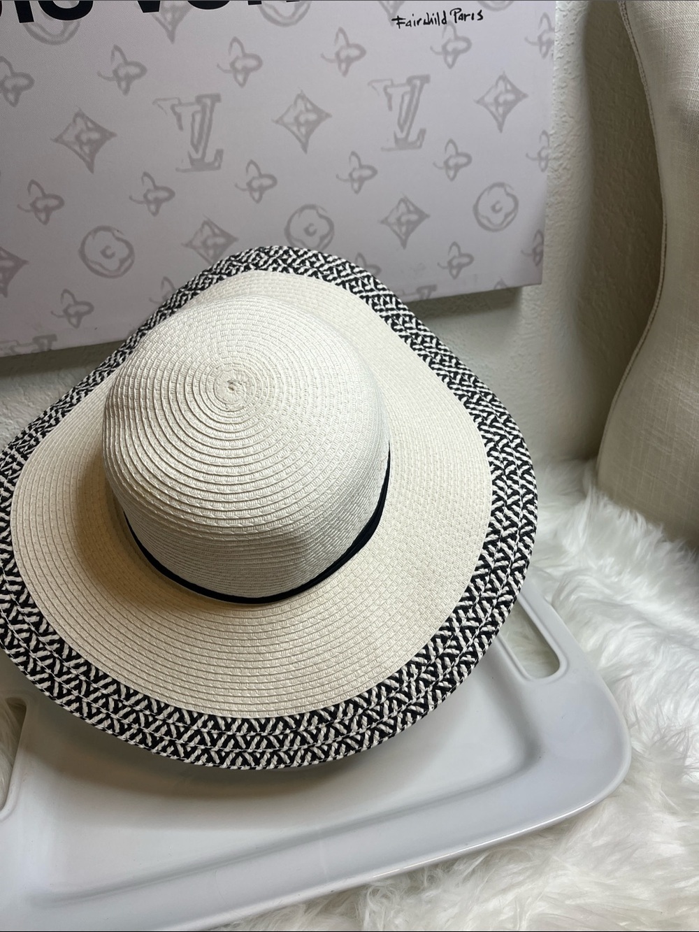 Women’s Wide Brim Straw Sun Hat in White and Black - Picture 3 of 9